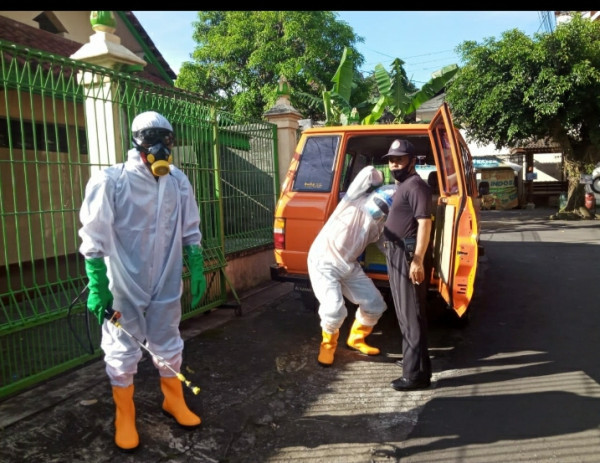 Seksi Lingkungan, Penyemprotan Disinfektan oleh Destana CC di RT 05 RW 44 Padukuhan Kayen